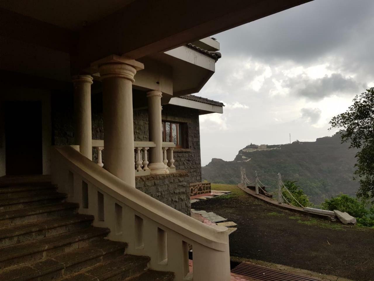 The Cliffhanger - Tarzan'S Villa In The Wilderness Kolhapur Exterior photo